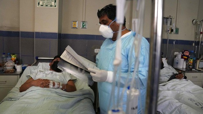 Penampakkan Luka Cacar Monyet Pada Pasien di Peru A patient with a monkeypox sore rests at the Arzobispo Loayza hospital in Lima, Peru, Tuesday, Aug. 16, 2022. (AP Photo/Martin Mejia)