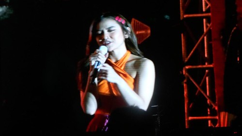Penyanyi Mahalini Raharja saat menghibur ribuan penonton di malam pertama Sanur Village Festival di Pantai Matahari Terbit Sanur, Denpasar, Rabu (17/8/2022).