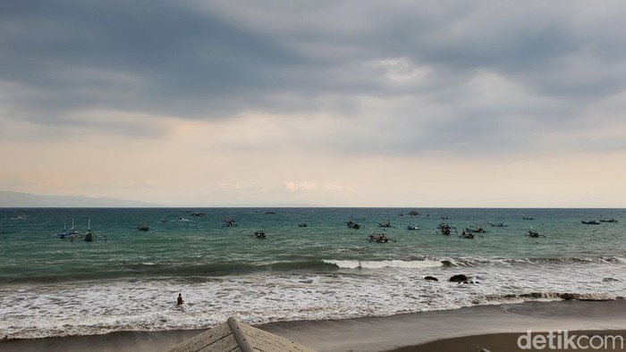 Perahu nelayan pencari benur di Laut Cisolok