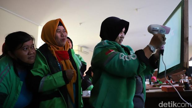 Perempuan driver ojol di Surabaya mendapatkan pelatihan sablon