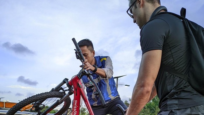 Pesepeda WNA masuk Tol Sedyatmo diamankan petugas