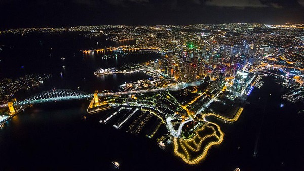 Foto drone memperlihatkan suasana malam hari di Sydney, Australia. Kelap-kelip lampu perkotaan membuatnya terlihat mempesona. Lanskap ini dijepret pada 19 September 2015.