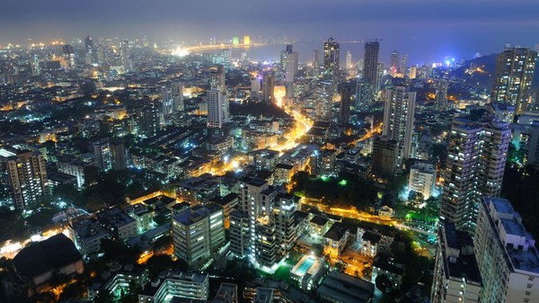 Lanjut, ada lanskap Kota Mumbai, India, saat malam hari. Foto aerial ini diambil pada 17 April 2010 lalu.