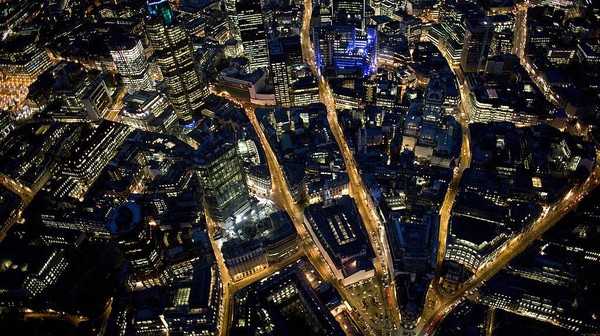 6 Agustus 2007, seorang fotografer Jason Hawkes mengabadikan aerial Kota London, Inggris, menggunakan drone.