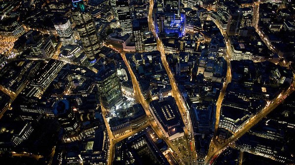 6 Agustus 2007, seorang fotografer Jason Hawkes mengabadikan aerial Kota London, Inggris, menggunakan drone. 6 Agustus 2007, seorang fotografer Jason Hawkes mengabadikan aerial Kota London, Inggris, menggunakan drone.