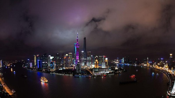 Gemerlap Kota Shanghai, China, terlihat sangat indah saat malam hari. Foto ini diambil pada 31 Juli 2014.