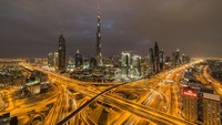 Pertama, ada Kota Dubai yang terlihat glamor dengan tata cahaya menghiasi jalanan hingga gedung pencakar langit. Foto ini diambil pada 29 Januari 2016.