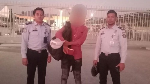 Petugas Imigrasi Kelas II TPI Atambua mendampingi seorang WNA yang dipulangkan ke Timor Leste karena tidak bisa masuk ke wilayah Indonesia akibat sanksi penangkalan karena kasus narkotika di PLBN Motaain, Rabu (17/8/2022).