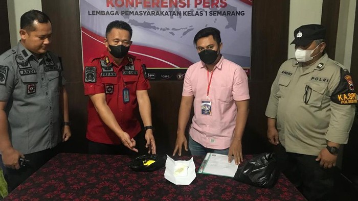 Petugas menunjukkan barang bukti upaya penyelundupan pil koplo di Lapas Semarang, Kamis (18/8/2022).