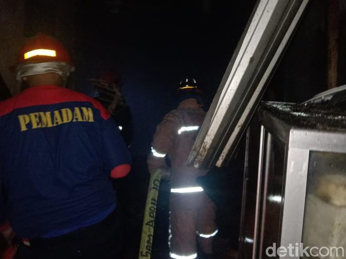 Petugas usai memadamkan di rumah ODGJ di Malang