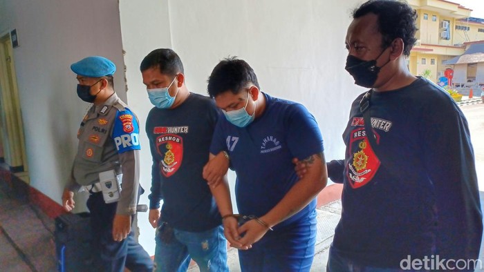 Polisi membekuk tersangka pembacokan di Kecamatan Majalaya, Kabupaten Bandung. Pria yang melakukan aksinya tersebut diketahui berinisial ARY (27).