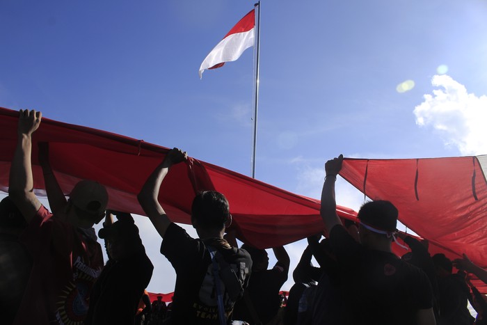 Pendaki melakukan kirab bendera Merah Putih sepanjang 100 meter di Gunung Bekel, Mojokerto, Jawa Timur, Rabu (17/8/2022). Kegiatan yang diikuti sedikitnya 500 pendaki tersebut diselenggarakan untuk memperingati HUT ke-77 Republik Indonesia. ANTARA FOTO/Hildaniar Novitasari/ZK/hp.