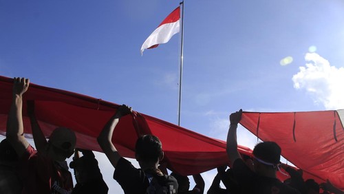 Pendaki melakukan kirab bendera Merah Putih sepanjang 100 meter di Gunung Bekel, Mojokerto, Jawa Timur, Rabu (17/8/2022). Kegiatan yang diikuti sedikitnya 500 pendaki tersebut diselenggarakan untuk memperingati HUT ke-77 Republik Indonesia. ANTARA FOTO/Hildaniar Novitasari/ZK/hp.