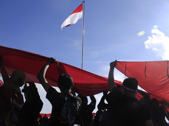 Pendaki melakukan kirab bendera Merah Putih sepanjang 100 meter di Gunung Bekel, Mojokerto, Jawa Timur, Rabu (17/8/2022). Kegiatan yang diikuti sedikitnya 500 pendaki tersebut diselenggarakan untuk memperingati HUT ke-77 Republik Indonesia. ANTARA FOTO/Hildaniar Novitasari/ZK/hp.