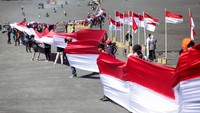 Puluhan pengunjung membentangkan bendera Merah Putih sepanjang 2022 meter di Kawasan Gunung Bromo, Probolinggo, Jawa Timur, Rabu (17/8/2022). Kain yang terbagi dalam sejumlah potongan dan disatukan menjadi bendera Merah Putih raksasa sepanjang 2022 meter tersebut dibentangkan untuk memperingati HUT ke-77 kemerdekaan RI. (Umarul Faruq/AntaraFoto)