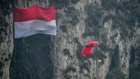 Atlet terjun payung Jawa Barat Ceppy Bekajaya melakukan aksi Base Jump di Geotheater Tebing Hawu, Padalarang, Kabupaten Bandung Barat, Jawa Barat, Rabu (17/8/2022). Ceppy Bekajaya melakukan loncatan dari puncak Tebing Hawu dengan ketinggi 85 meter yang digelar dalam rangka memeriahkan HUT ke-77 RI. (Raisan Al Farisi/AntaraFoto)
