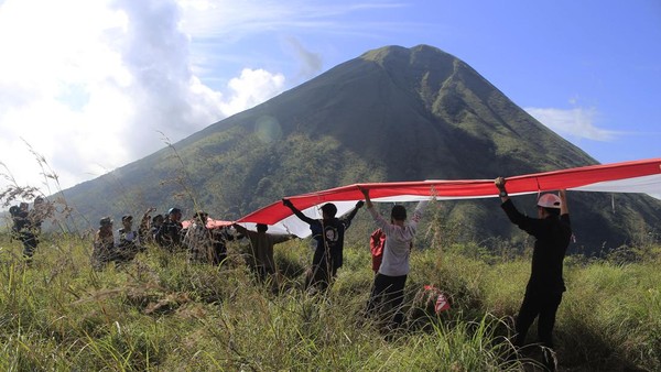 Pendaki melakukan kirab bendera Merah Putih sepanjang 100 meter di Gunung Bekel, Mojokerto, Jawa Timur, Rabu (17/8/2022). (Hildaniar Novitasari/AntaraFoto)