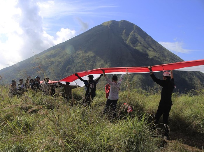 Pendaki melakukan kirab bendera Merah Putih sepanjang 100 meter di Gunung Bekel, Mojokerto, Jawa Timur, Rabu (17/8/2022). Kegiatan yang diikuti sedikitnya 500 pendaki tersebut diselenggarakan untuk memperingati HUT ke-77 Republik Indonesia. ANTARA FOTO/Hildaniar Novitasari/ZK/hp.