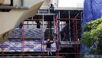Pekerja melakukan pekerjaan akhir sebelum selesai secara menyeluruh. Nantinya Jembatan Penyeberangan Multiguna (JPM) Dukuh Atas ini akan menghubungkan Stasiun Lintas Raya Terpadu (LRT) Dukuh Ata ke Stasiun Sudirman.
