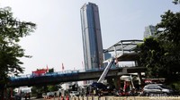 Lansekap kota Jakarta dengan jembatan multiguna Dukuh Atas yang masih dalam tahap akhir pembangunan. Jembatan multiguna ini untuk meningkatkan penggunaan transportasi publik sekaligus menghadirkan aspek kenyamanan bagi para komuter.  