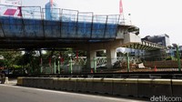 Konstruksi dan berbagai material bangunan masih terlihat. Jembatan penyeberangan multiguna di Dukuh Atas ini juga akan dilengkapi oleh sejumlah fasilitas yang ramah pejalan kaki dan pesepeda. 