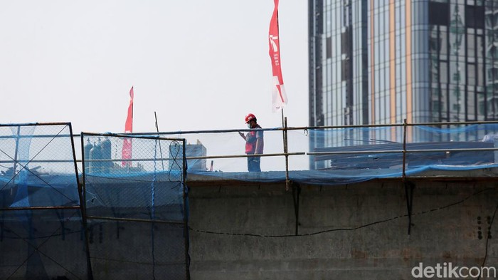 Pembangunan Jembatan Penyeberangan Multiguna Dukuh Atas terus dikerjakan, Kamis (18/8). Jembatan menghubungkan Stasiun LRT Dukuh Atas dengan Stasiun Sudirman.