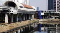Pekerja melakukan proses pembangunan Jembatan Penyeberangan Multiguna di Dukuh Atas, Jakarta, Kamis (18/8/2022).