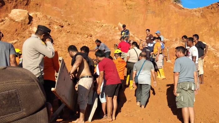 Proses evakuasi pria tertimbun longsor di Tarakan, Kaltara.