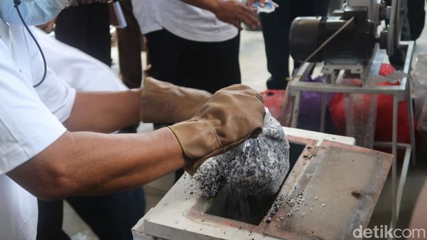 Proses pembuatan bata atau konblok dari sampak plastik bercampur pasir dengan sistem pemanasan menggunakan tenaga listrik di Bantul, Kamis (18/8/2022).