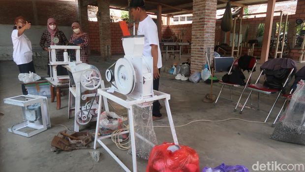 Proses pembuatan bata atau konblok dari sampak plastik bercampur pasir dengan sistem pemanasan menggunakan tenaga listrik di Bantul, Kamis (18/8/2022).