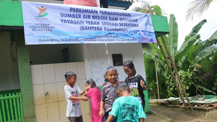 Ratusan warga Dukuh Mrica Desa Binangun, Kec. Karanggayam, Kab. Kebumen, Jawa Tengah mengucap syukur. Pasalnya kini air bersih sudah tak sulit lagi bagi mereka.
