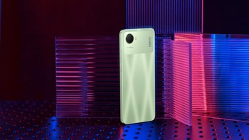 Realme Narzo 50i Prime pakai chipset Unisoc T612, RAM 4GB, memori 64GB. Layarnya 6,5 inch resolusi HD+ 400 nits. Ada kamera selfie 5 MP dan kamera belakang 8 MP. Ada baterai 5.000 mAh dengan pengisian cepat 10W. Harganya Rp 1.299.000 untuk varian 3GB/32GB dan Rp 1.549.000 untuk varian 4GB/64GB. Foto: Realme