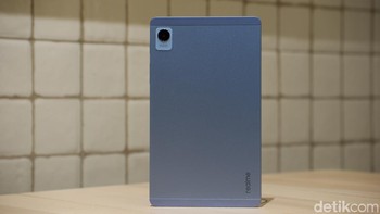 Cover belakangnya menggunakan material aluminium alloy memberikan kesan premium. Realme Pad Mini tampil dengan bodi ramping dan ringan. Ketebalannya hanya 7,6 milimeter, sementara beratnya hanya 372 gram. Foto: Adi Fida Rahman/detikINET