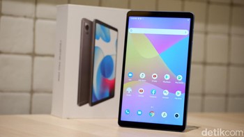 Realme Pad Mini berukuran 8,7 inch, 1.340 x 800 pixel dengan bezel tipis. Tebalnya 7,6 milimeter, beratnya 372 gram. Ia diotaki chipset Unisoc T616, dengan dua konfigurasi, yakni 3GB/32GB dan 4GB/64GB. Baterai 6.400 mAh, fast charging 18W dan Reverse Charging untuk pengisi ponsel. Tersedia Google Kids Space untuk kreativitas anak. Harga Realme Pad Mini WiFi 3/32 GB Rp 1.999.000. Foto: Adi Fida Rahman/detikINET