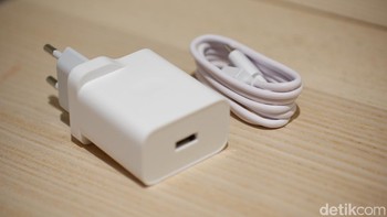 Diberikan charger 18W dan kabel data USB Type C. Foto: Adi Fida Rahman/detikINET