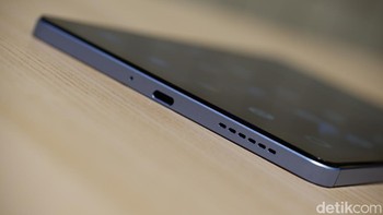 Bagian belakang terdapat speaker dan port USB Type C untuk mengisi baterai berkapasitas 6.400 mAh. Foto: Adi Fida Rahman/detikINET