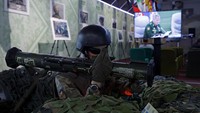 Penampakan instalasi dengan peluncur anti-tank AT4. Kementerian Pertahanan Rusia menyebut persenjataan yang dipamerkan merupakan yang disita selama operasi militer di Ukraina.