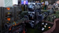 Penampakan sistem senjata anti-tank NLAW dan Javelin.