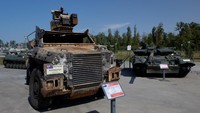 Kendaraan lapis baja Bushmaster buatan Australia. Terlihat kendaraan itu sudah hancur kena serangan. 