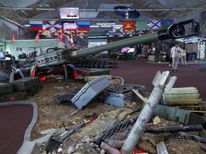 Giliran Rusia yang Pamer Senjata Rampasan Perang, Tank hingga Drone
