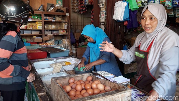 Salah satu pedagang telur di Pasar Boyolali, Kamis (18/8/2022).