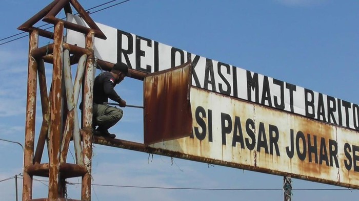 Satpol PP Kota Semarang melepas papan nama Relokasi Pasar Johar di kawasan lahan Masjid Agung Jawa Tengah (MAJT), Kamis (18/8/2022).
