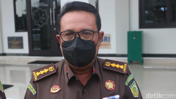 Asisten Pengawasan Kejati Jatim Edi Handojo bersama petugas lain saat berada di Polres Jombang
