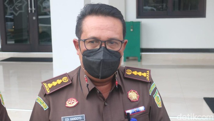 Asisten Pengawasan Kejati Jatim Edi Handojo bersama petugas lain saat berada di Polres Jombang