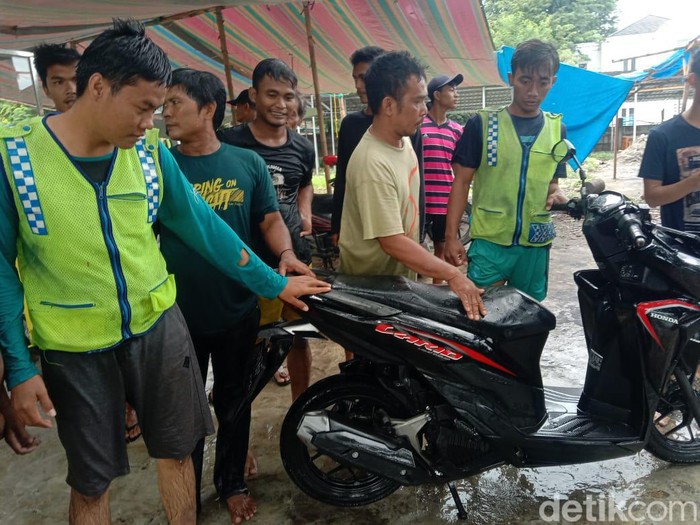 Sepeda motor yang sempat hanyut saat menerobos banjir di Jalan Dr Mansyur Medan. (Farid Achyadi Siregar/detikSumut)
