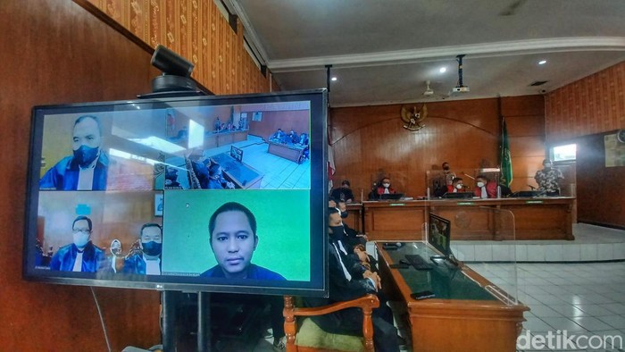 Sidang eksepsi Doni Salmanan.