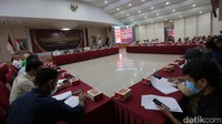 Selain itu, lembaga survei yang mendaftarkan ke KPU nantinya juga harus berbadan hukum di Indonesia.