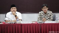 Anggota Komisioner KPU August Mellaz (kanan) dan Mochammad Afifudin (kiri) menyampaikan presentasi Uji Publik terhadap Materi Muatan Rancangan Peraturan KPU Tentang Partisipasi Masyarakat dalam Pemilihan Umum dan Pemilihan Gubernur dan Wakil Gubernur, Bupati dan Wakil Bupati, dan atau Walikota dan Wakil Walikota di Jakarta, Kamis (18/8/2022).