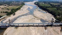 Sungai Loire mengering akibat kekeringan dan gelombang panas yang melanda negara tersebut.