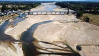 Lanskap Sungai Loire terlihat memburuk. Dari yang biasanya dipenuhi air sekarang mengering dan menyisakan sebagian kecil debit air. Sebagai informasi, Prancis kini mengalami kekeringan terburuk sejak tahun 1959.